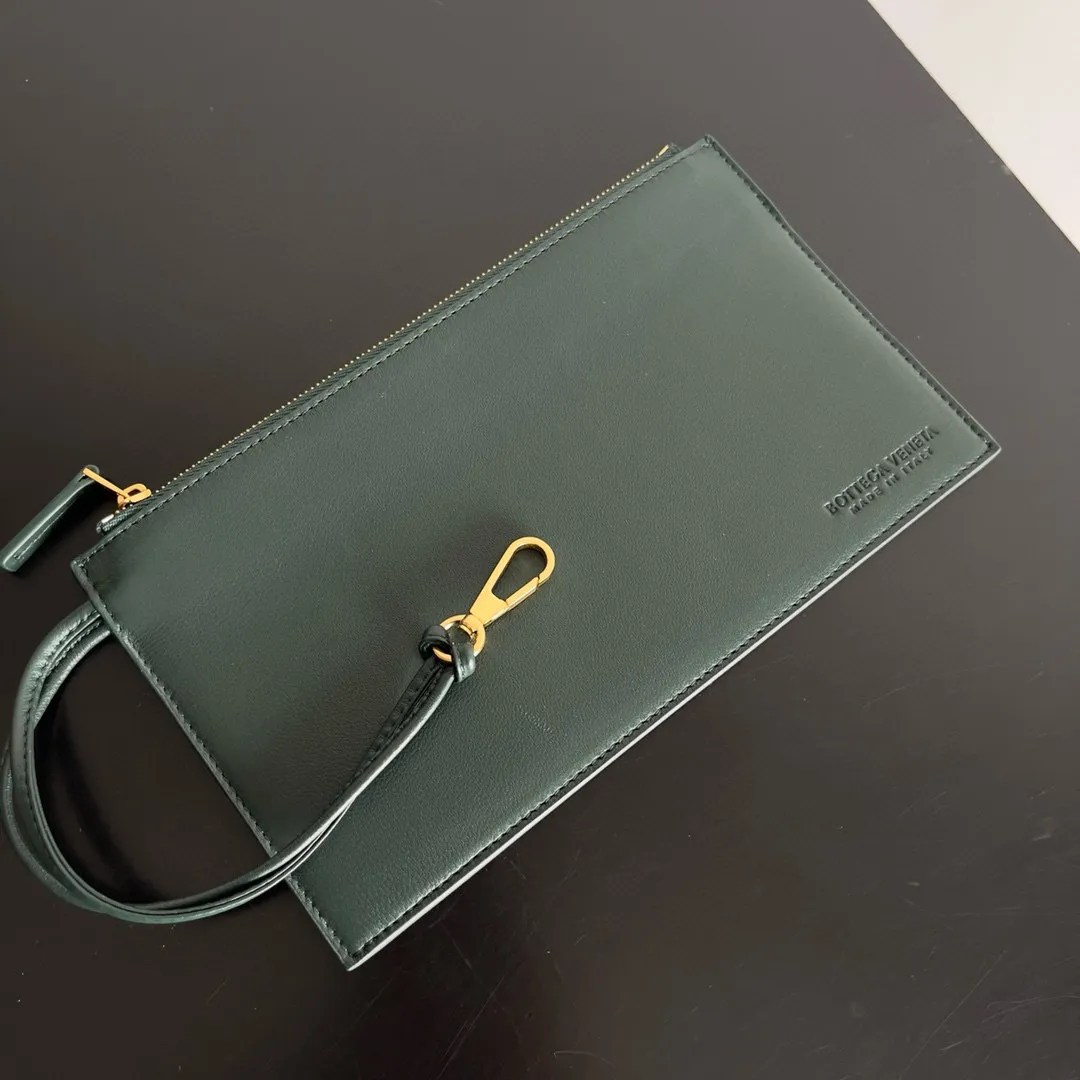 Batch 2860 Classic returns... (large size 51cm) • Cabat, born in 2001, is one of the most iconic styles of the Bottega Veneta workshop. The whole bag is made of top-grade imported lambskin. There is no exposed logo on the whole bag, but with the classic wide woven elements, you can tell who it belongs to at a glance! Can be carried on one shoulder, very practical! Style number: 608811 Size: 51*18*28